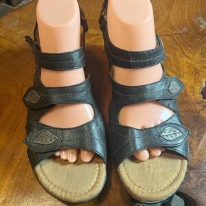 Cobb Hill Leather Sandals- Leaf Design Size 9.5